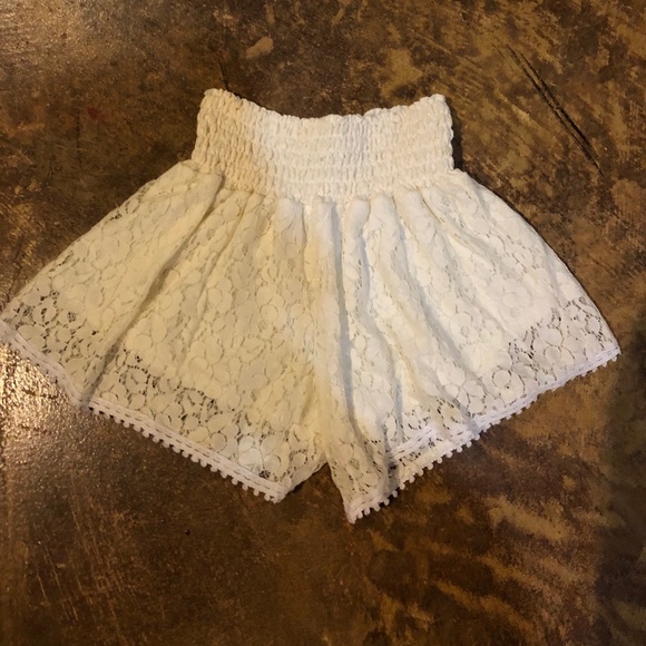 Kids Flowy White Lace Shorts - Picture 2 of 3